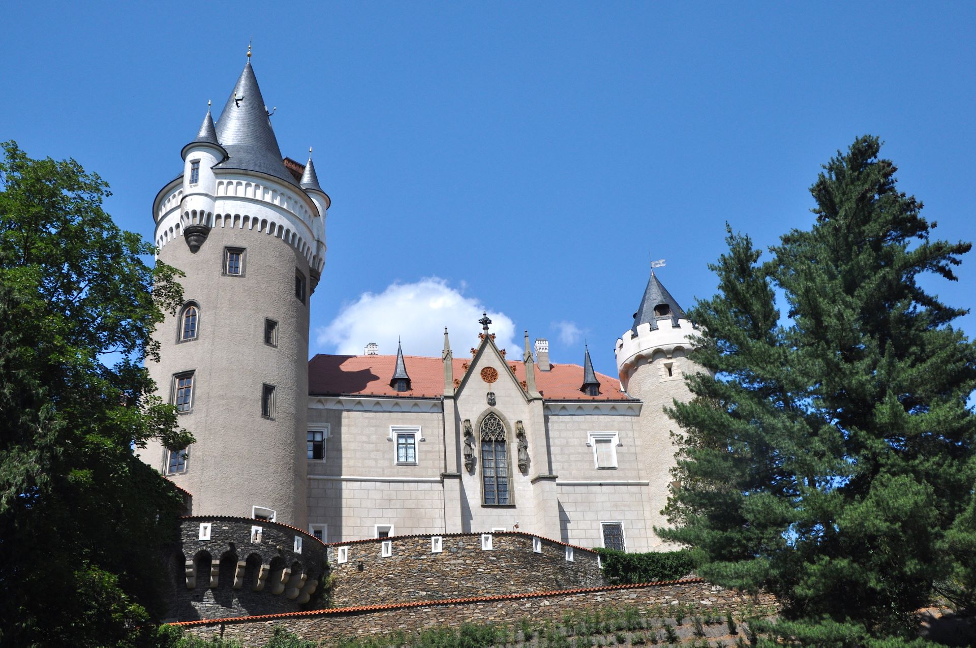 Zámek Žleby (deutsch Schleb) (Photo license: CC BY 2.0)